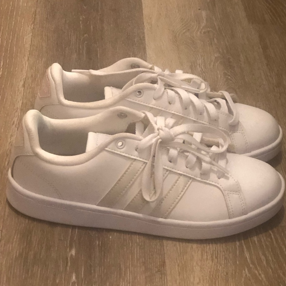 Like new white Adidas cloudfoam advantage sneakers